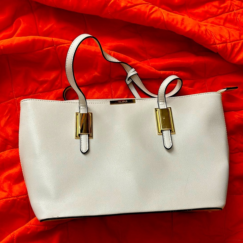 Also light cream tote